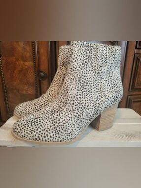 NWT- Very G Cream and Black Spotted Cheetah Print Ankle Booties